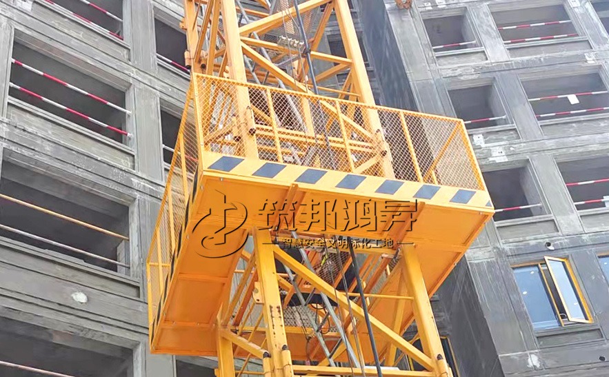 广州工地塔吊检修平台现场图