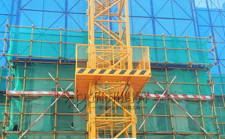 重庆工地塔吊检修平台现场图