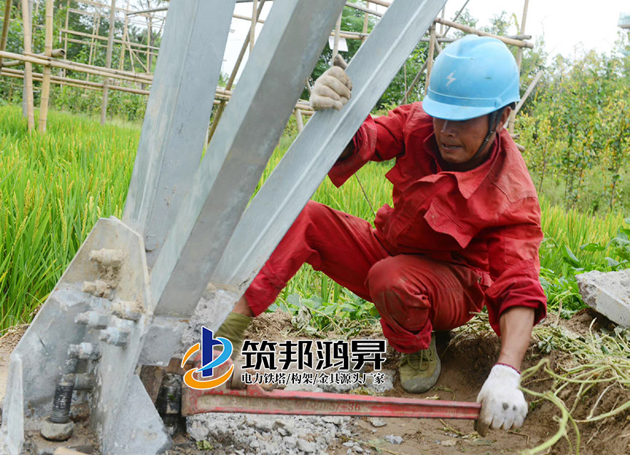 电力铁塔杆塔安装施工现场