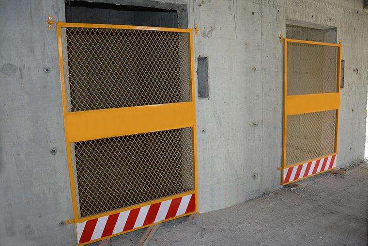 建筑工地安装电梯安全防护门的必要性